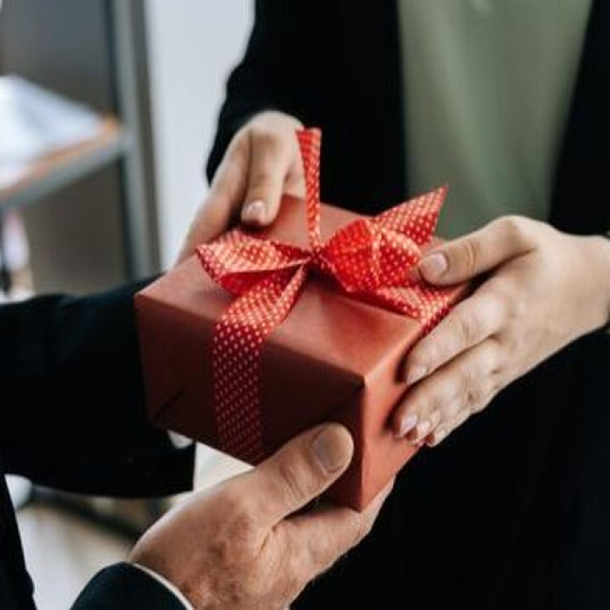 Top 10 Luxury Corporate Gifts for Employees: Rewarding Excellence and Fostering Loyalty